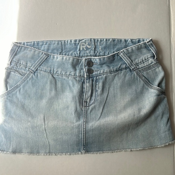 Roxy Denim Mini Skirt - Size 9 - Light Wash Frayed Hem - Picture 5 of 16
